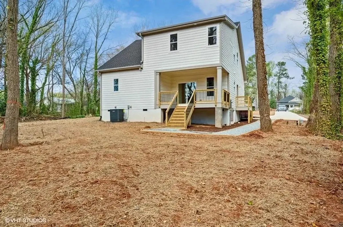 1.5-Story House Plan 1945 ft²: 4 Beds, 3.5 Baths, Open Floor Plan, without Garage