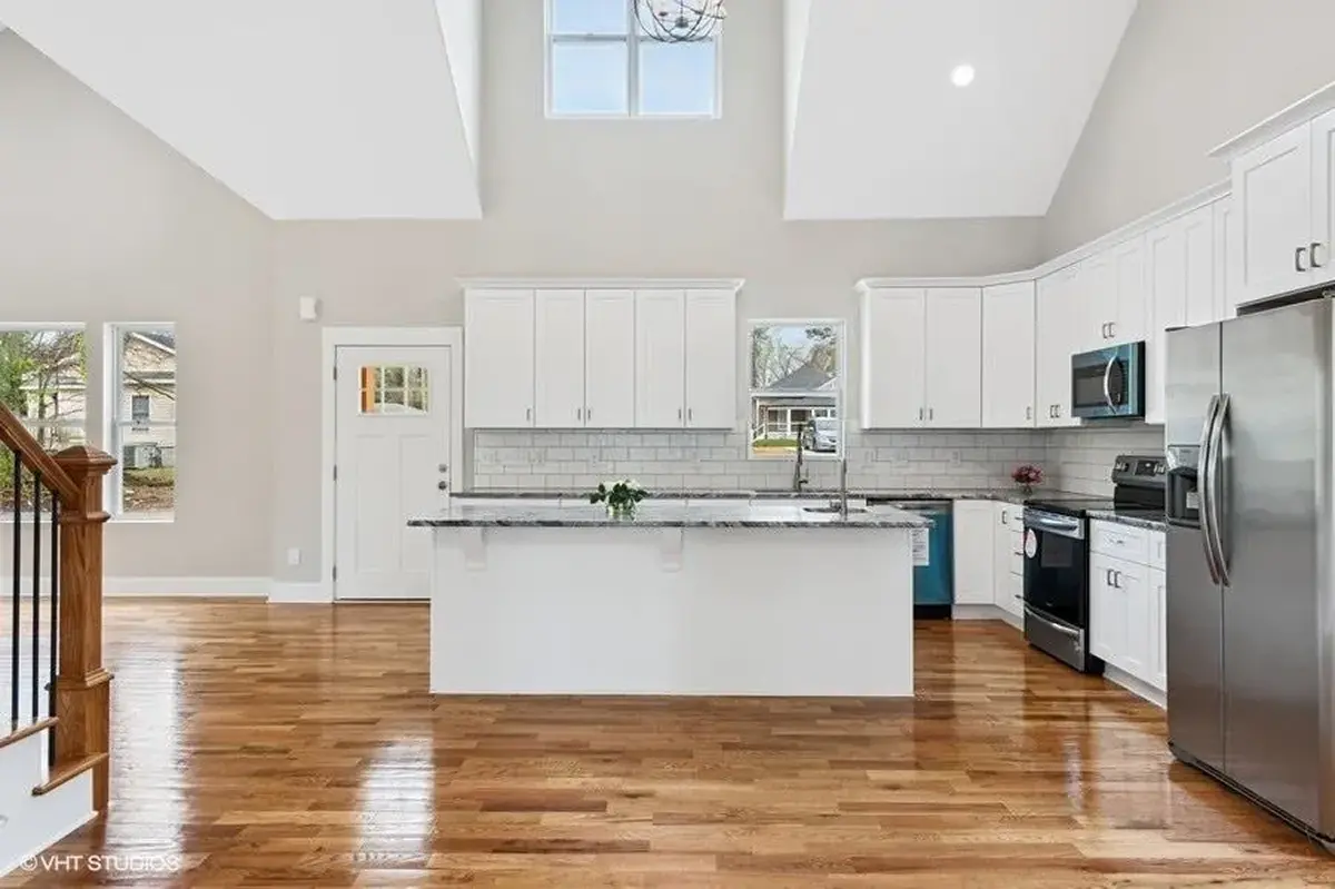 1.5-Story House Plan 1945 ft²: 4 Beds, 3.5 Baths, Open Floor Plan, without Garage