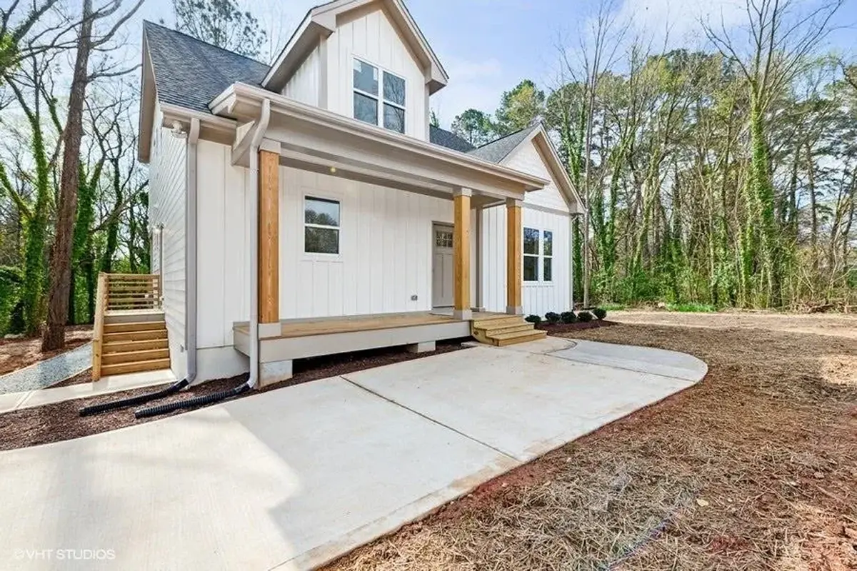 1.5-Story House Plan 1945 ft²: 4 Beds, 3.5 Baths, Open Floor Plan, without Garage