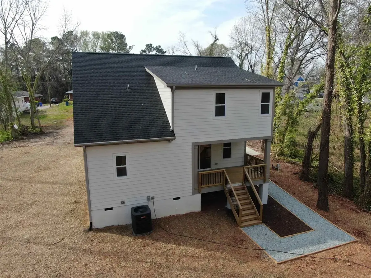 1.5-Story House Plan 1945 ft²: 4 Beds, 3.5 Baths, Open Floor Plan, without Garage