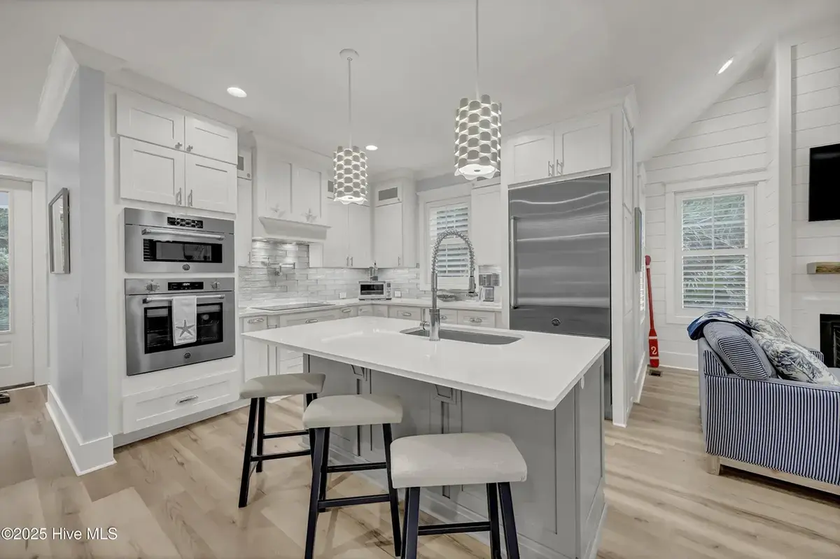1.5-Story House Plan 1695 ft²: 4 Beds, 3.5 Baths, without Garage