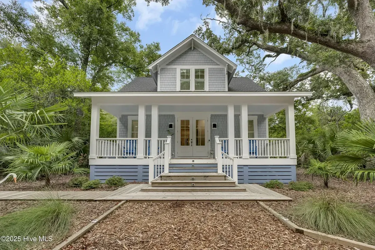 1.5-Story House Plan 1695 ft²: 4 Beds, 3.5 Baths, without Garage