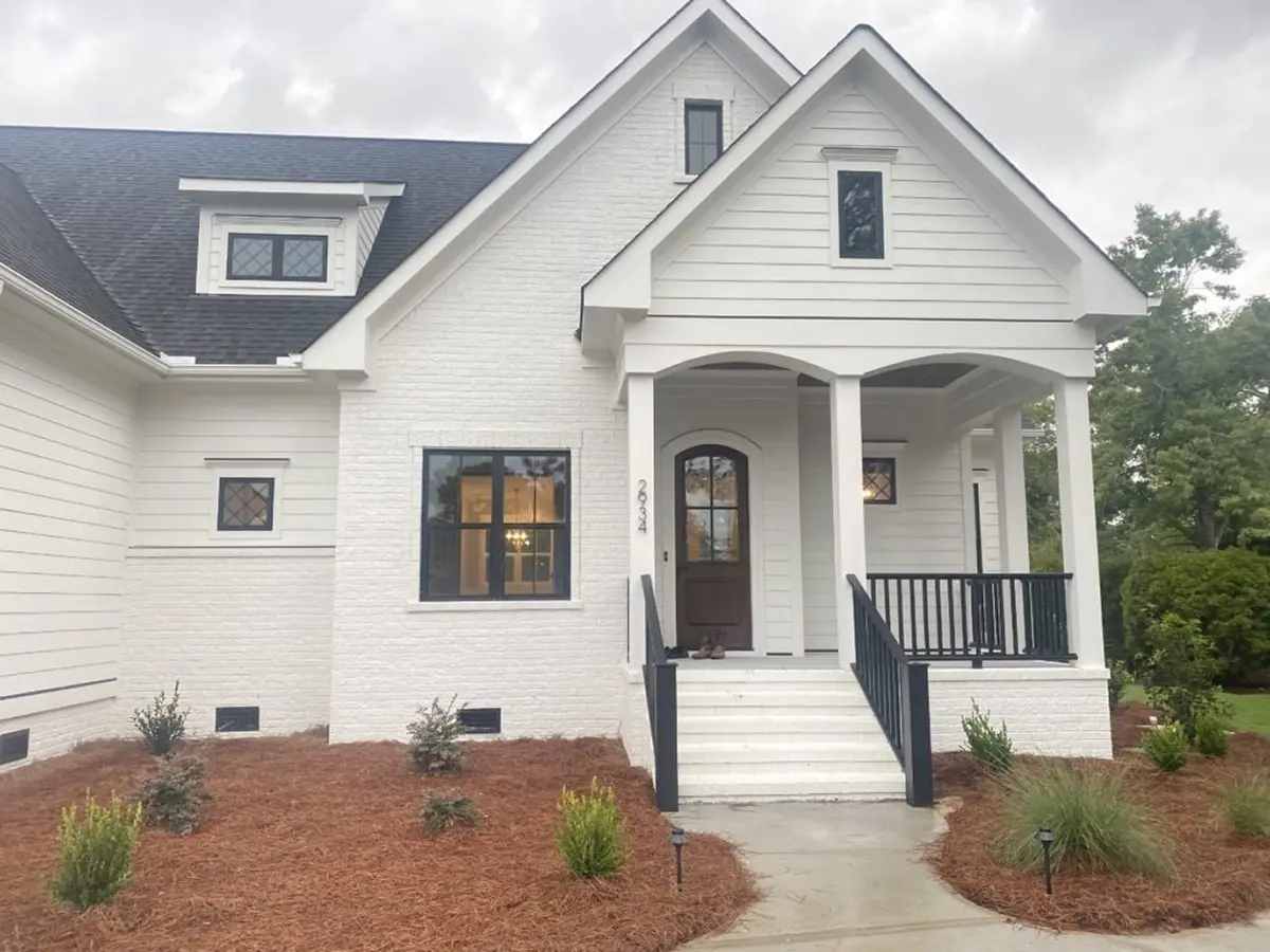 1.5-Story House Plan 2565 ft²: 2 Beds, 3 Baths, Open Floor Plan, 2-Car Garage