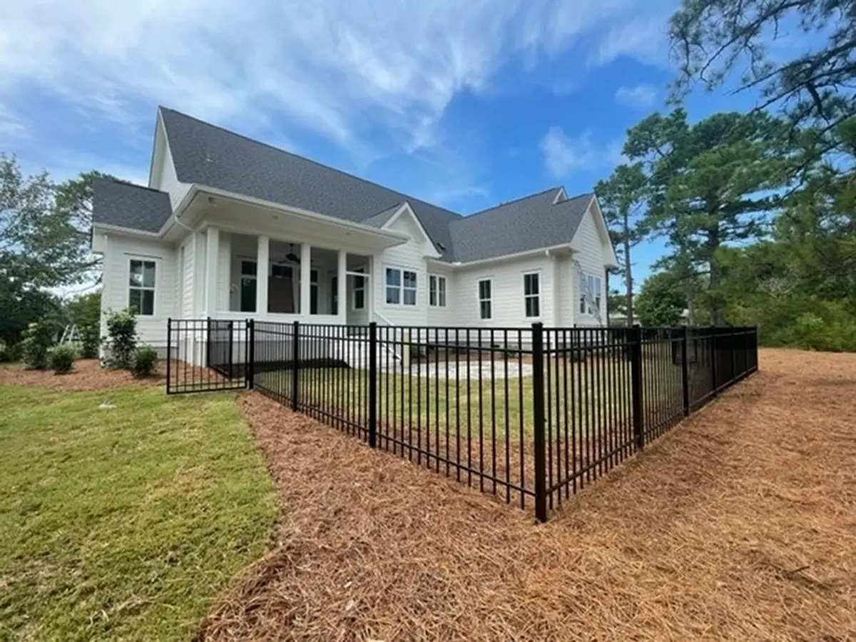 1.5-Story House Plan 2565 ft²: 2 Beds, 3 Baths, Open Floor Plan, 2-Car Garage