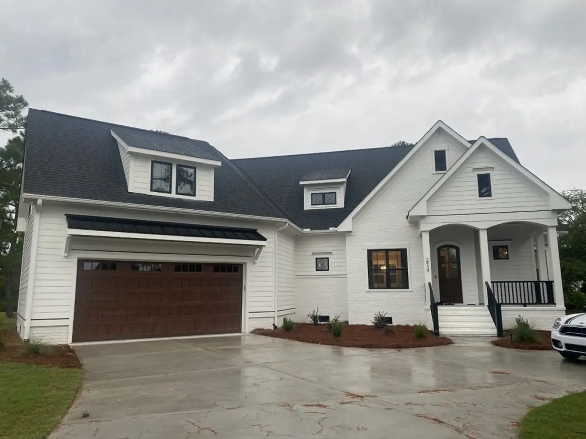 1.5-Story House Plan 2565 ft²: 2 Beds, 3 Baths, Open Floor Plan, 2-Car Garage