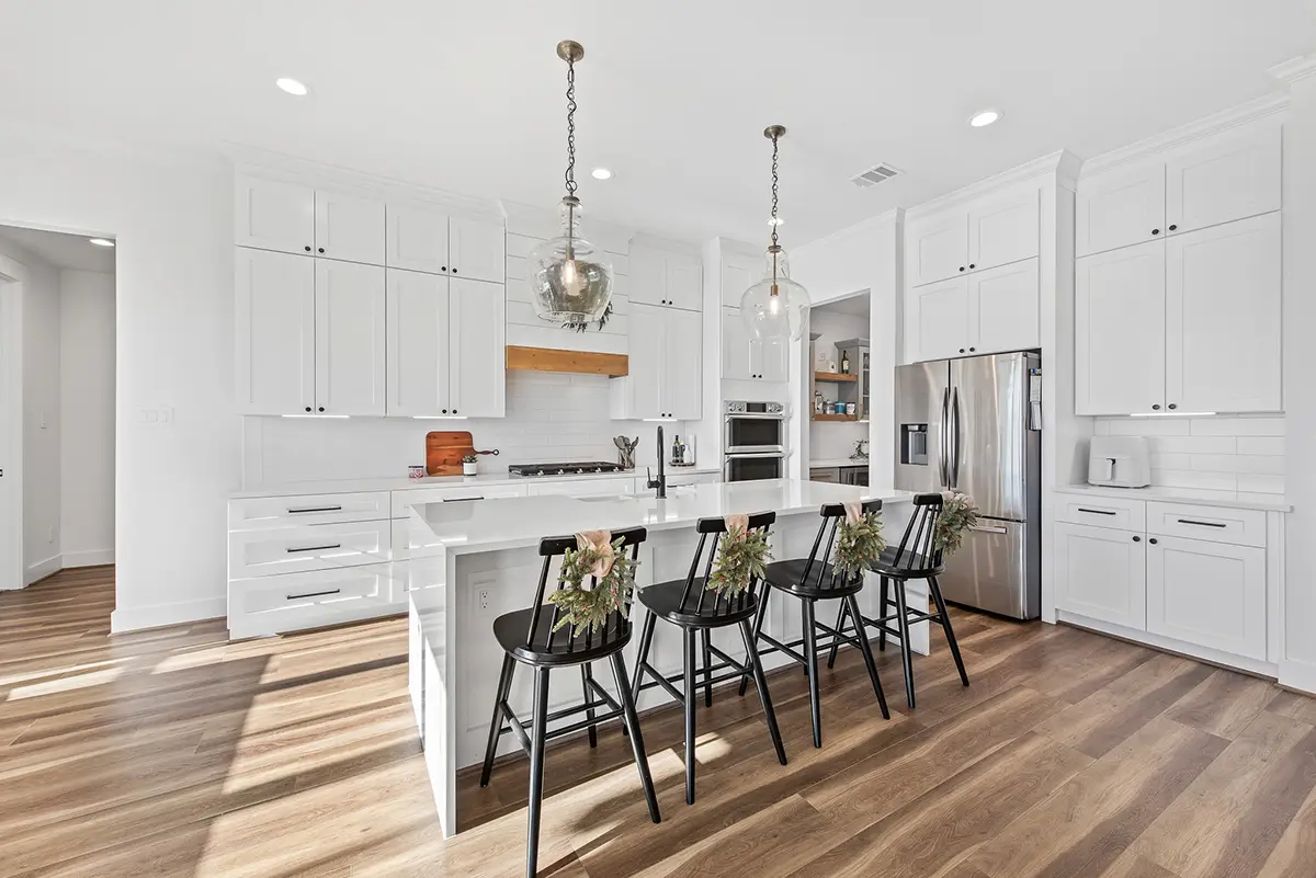 1-Story House Plan 2742 ft²: 4 Beds, 3.5 Baths, Open Floor Plan, 2-Car Garage