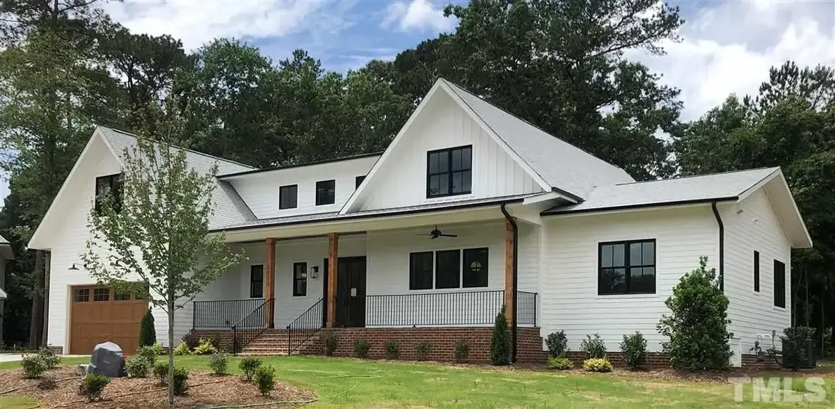 1.5-Story House Plan 3750 ft²: 4 Beds, 3.5 Baths, Open Floor Plan, 2-Car Garage