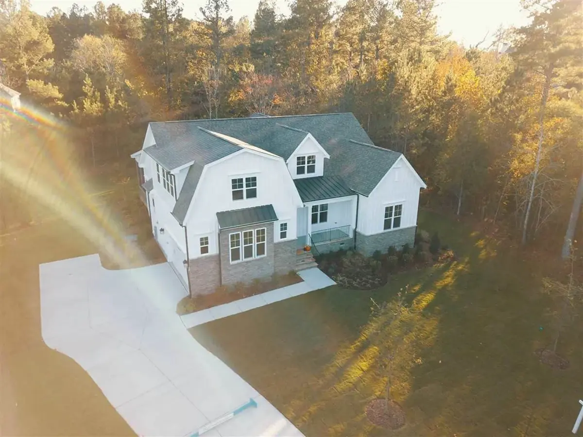 1.5-Story House Plan 3062 ft²: 4 Beds, 3.5 Baths, Open Floor Plan, 2-Car Garage