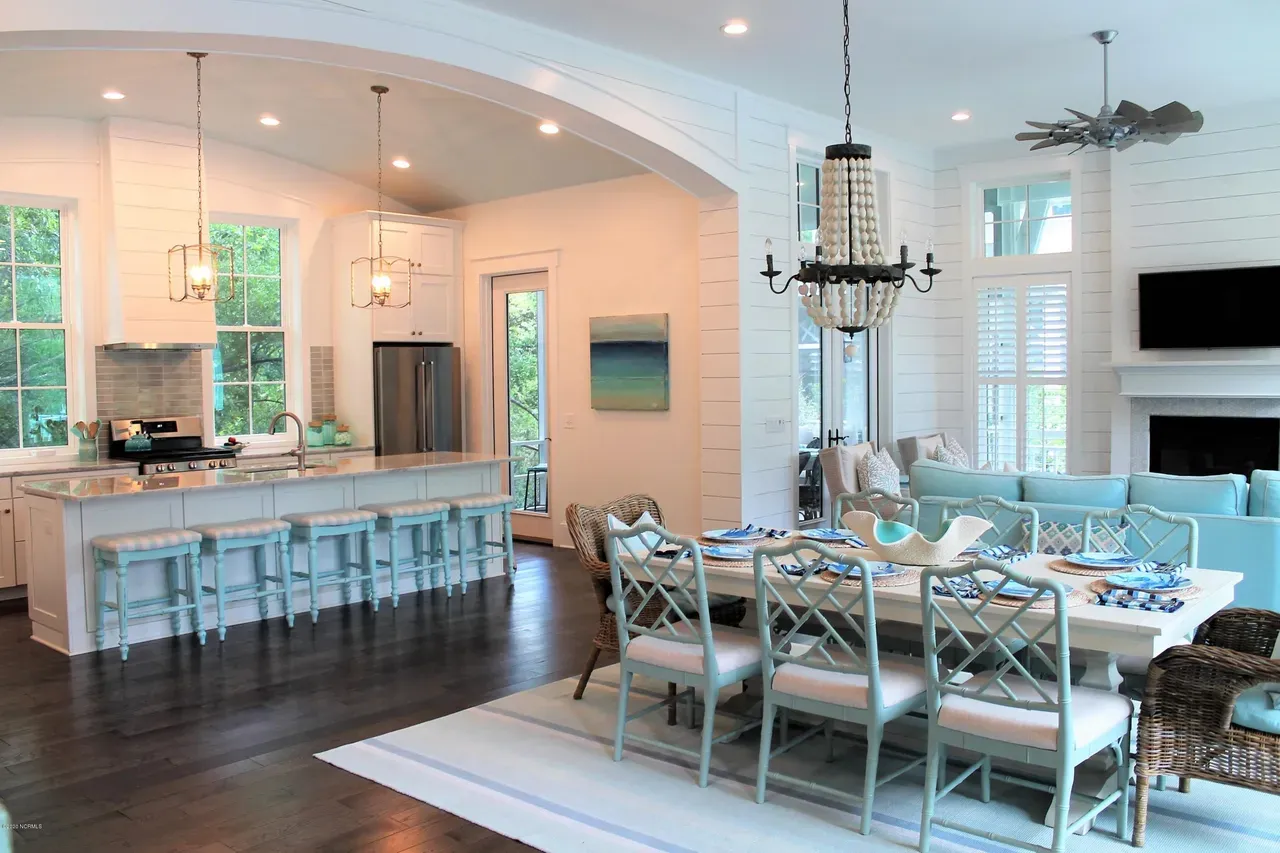 1.5-Story House Plan 2505 ft²: 4 Beds, 4.5 Baths, Open Floor Plan, 2-Car Garage