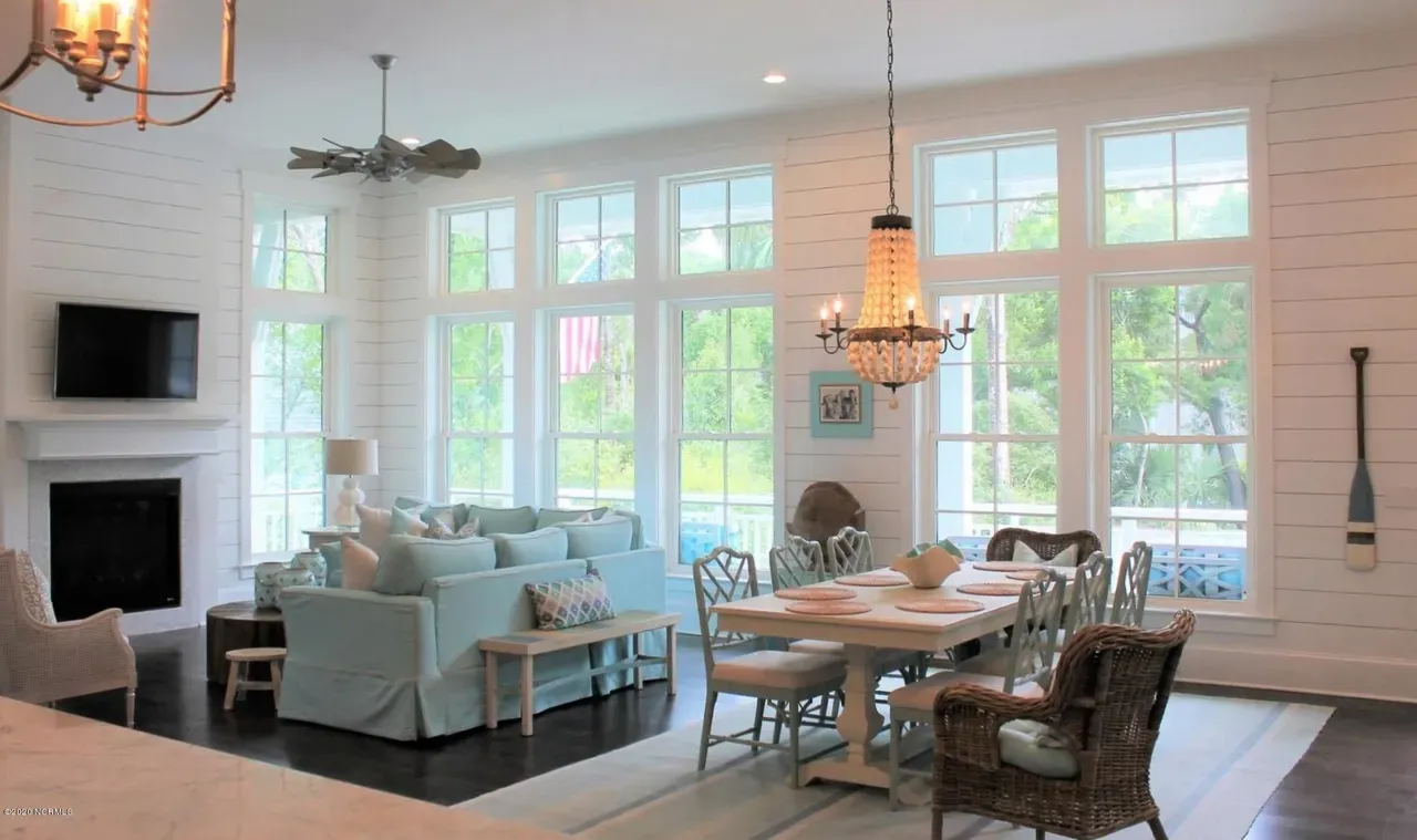 1.5-Story House Plan 2505 ft²: 4 Beds, 4.5 Baths, Open Floor Plan, 2-Car Garage