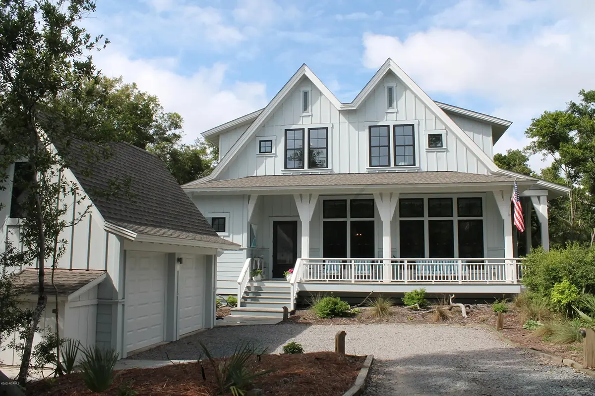 1.5-Story House Plan 2505 ft²: 4 Beds, 4.5 Baths, Open Floor Plan, 2-Car Garage