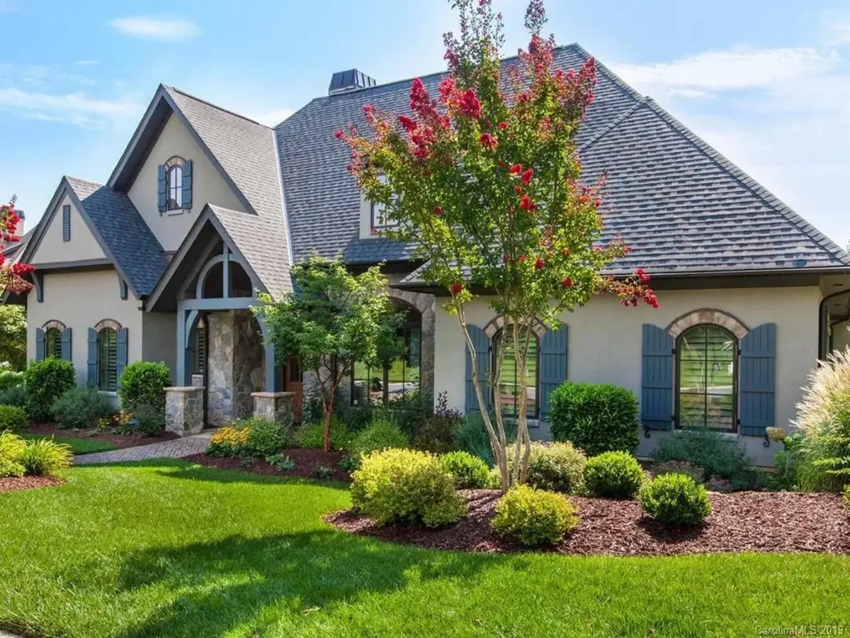 1-Story House Plan 2764 ft²: 2 Beds, Home Office, 3.5 Baths, Open Floor Plan, 2-Car Garage