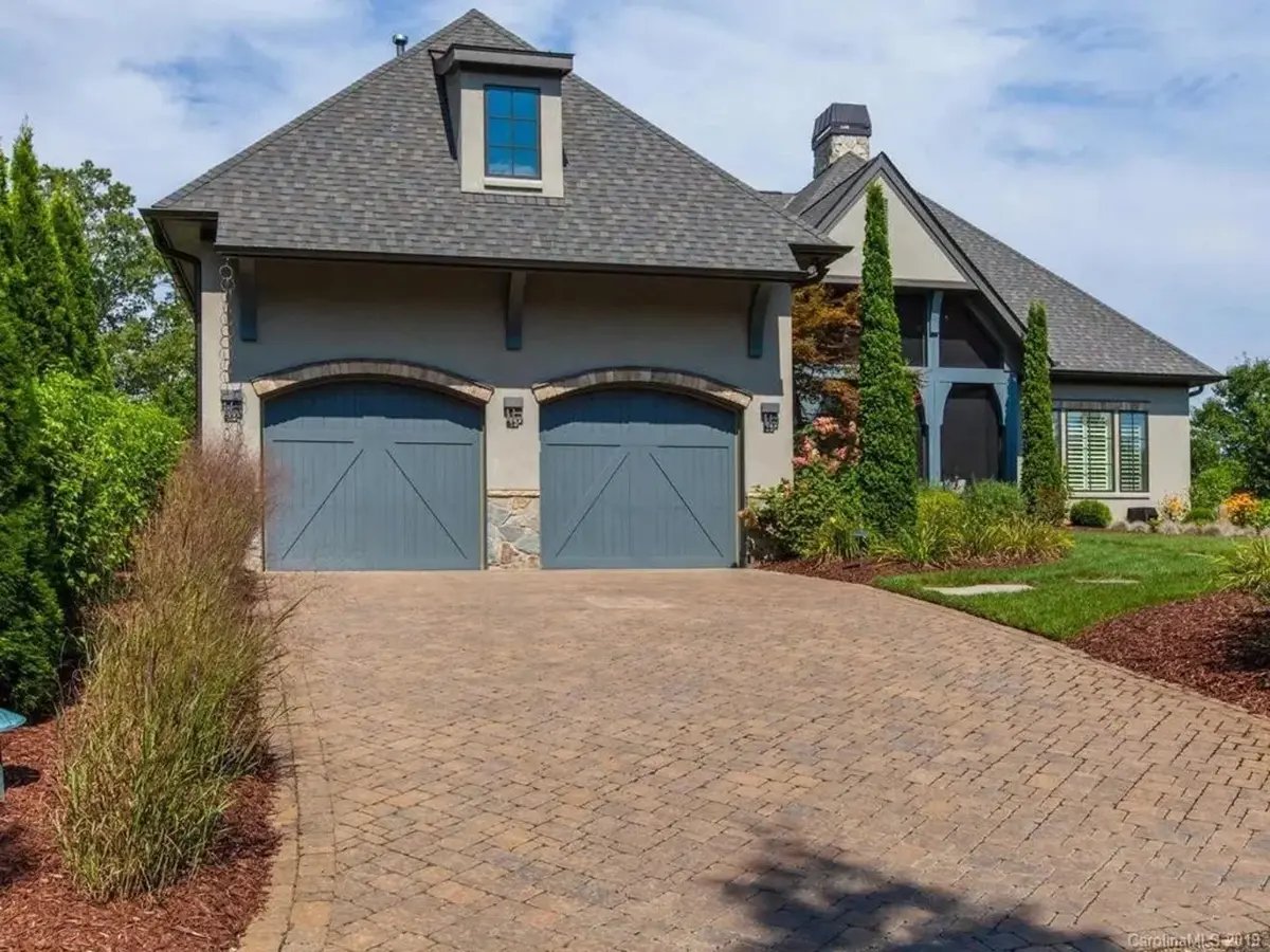1-Story House Plan 2764 ft²: 2 Beds, Home Office, 3.5 Baths, Open Floor Plan, 2-Car Garage