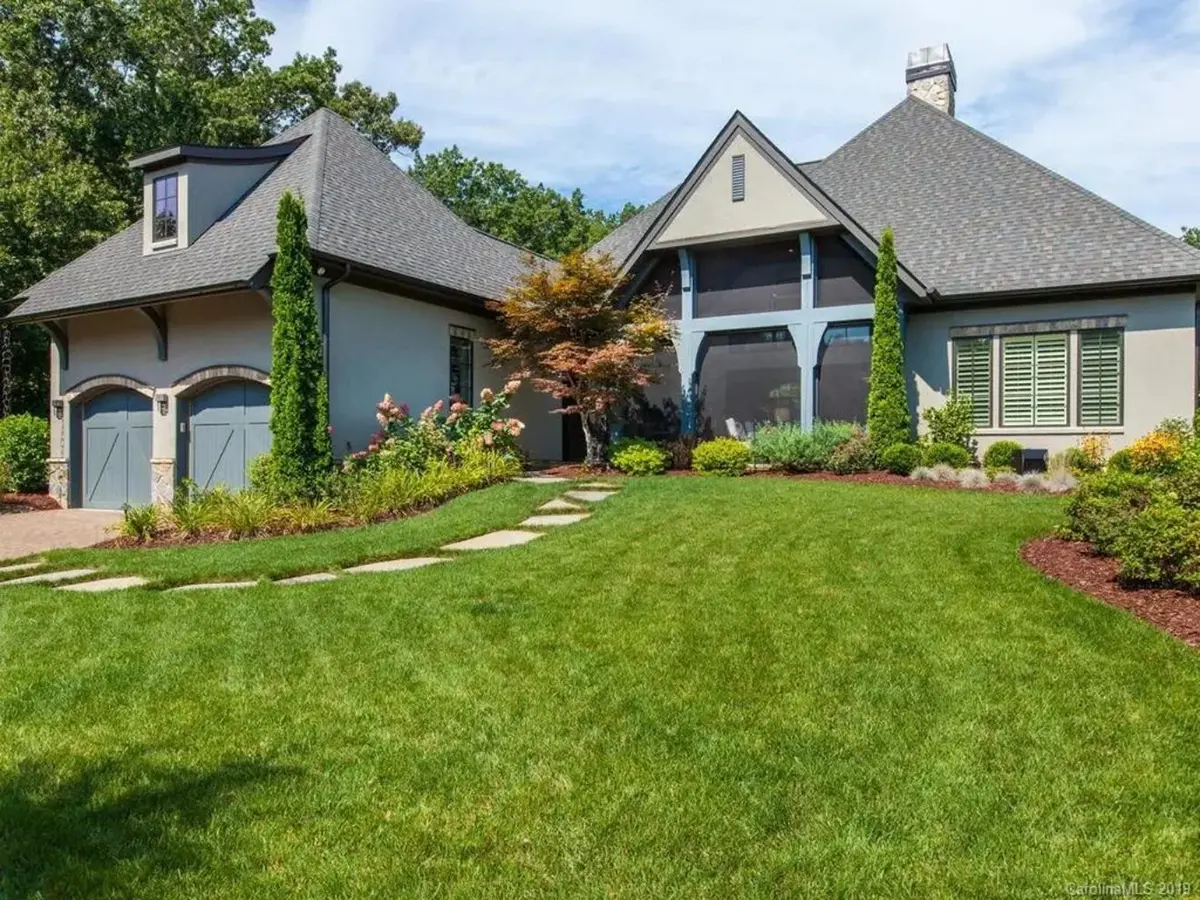 1-Story House Plan 2764 ft²: 2 Beds, Home Office, 3.5 Baths, Open Floor Plan, 2-Car Garage