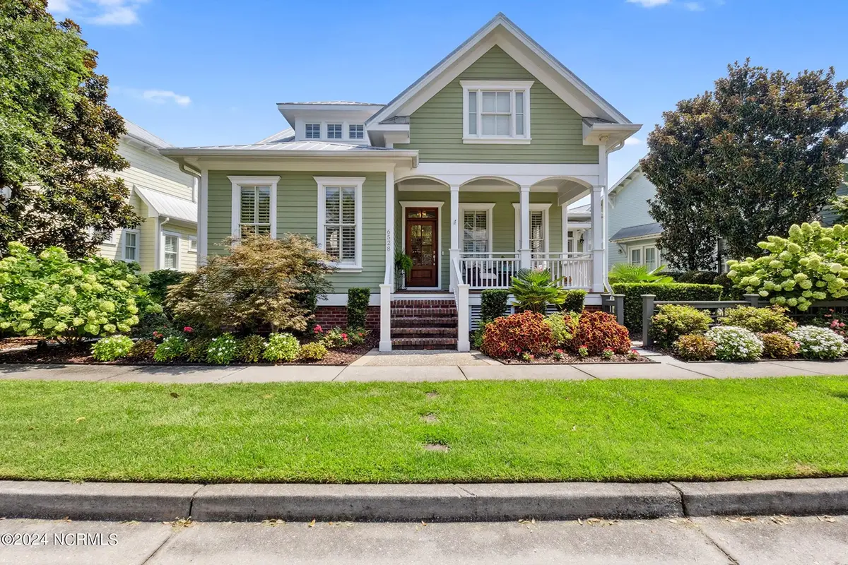 1.5-Story House Plan 1916 ft²: 4 Beds, 3 Baths, 2-Car Garage