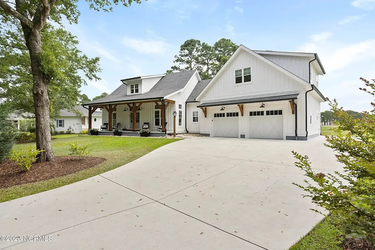 1.5-Story House Plan 3375 ft²: 3 Beds, 3.5 Baths, Open Floor Plan, 2-Car Garage