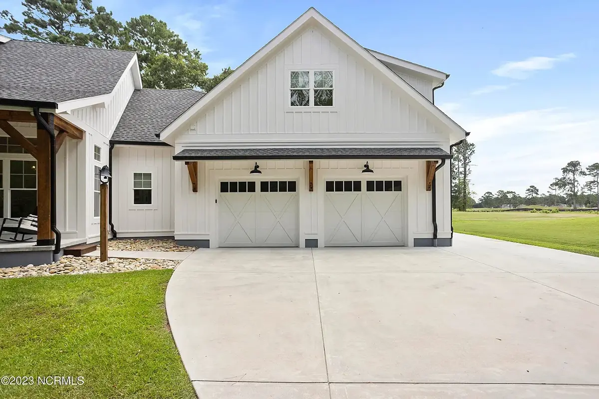1.5-Story House Plan 3375 ft²: 3 Beds, 3.5 Baths, Open Floor Plan, 2-Car Garage