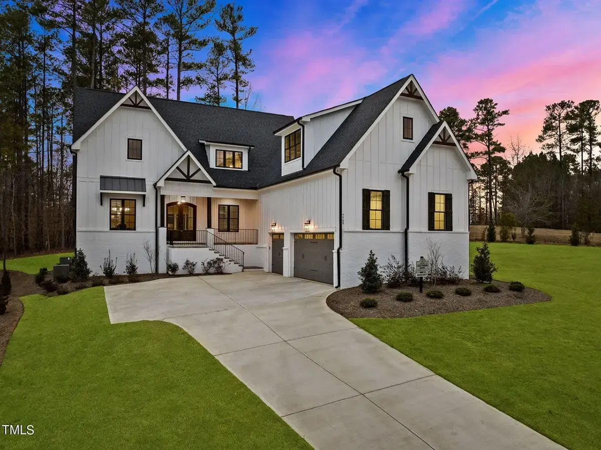 1.5-Story House Plan 4579 ft²: 4 Beds, 3.5 Baths, Open Floor Plan, 3-Car Garage