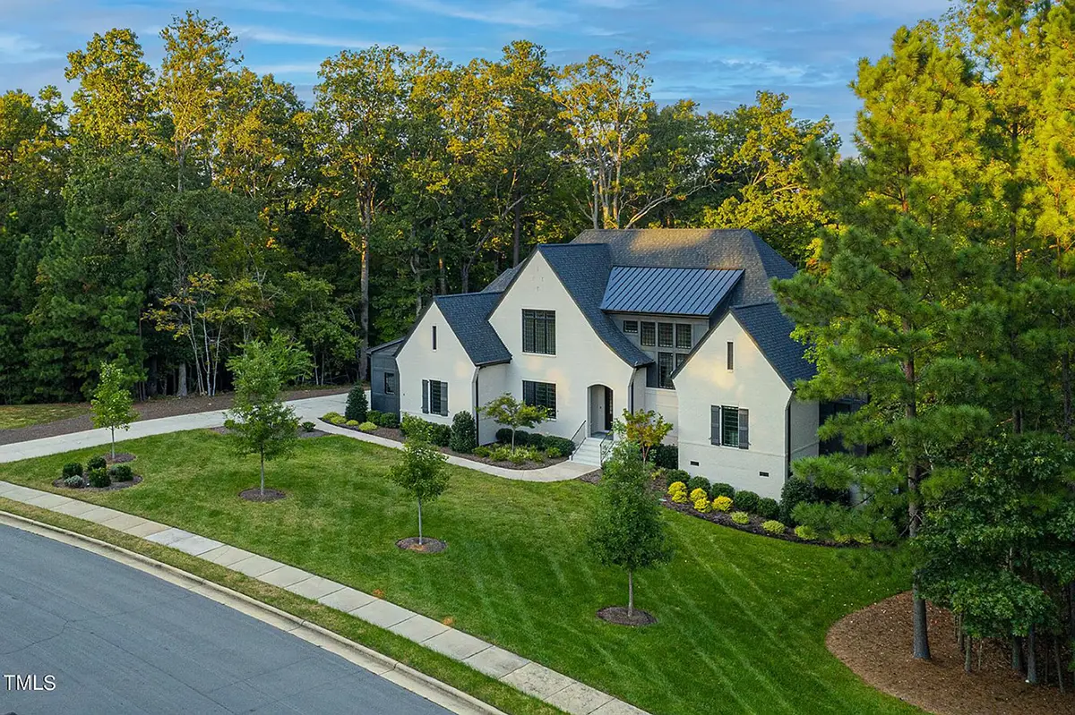 1.5-Story House Plan 4297 ft²: 5 Beds, 6 Baths, Open Floor Plan, 3-Car Garage
