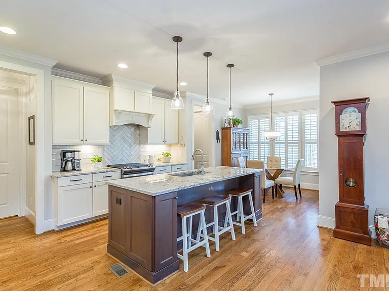 Interior 11 – 2-Story House Plan 3422 ft²: 5 Beds, 3.5 Baths, Open Floor Plan, 2-Car Garage — 70890R