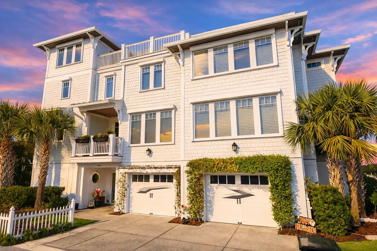 Main Images 2 – 3-Story House Plan 2295 ft²: 4 Beds, Home Office, 5.5 Baths, Open Floor Plan, 2-Car Garage — 89404R