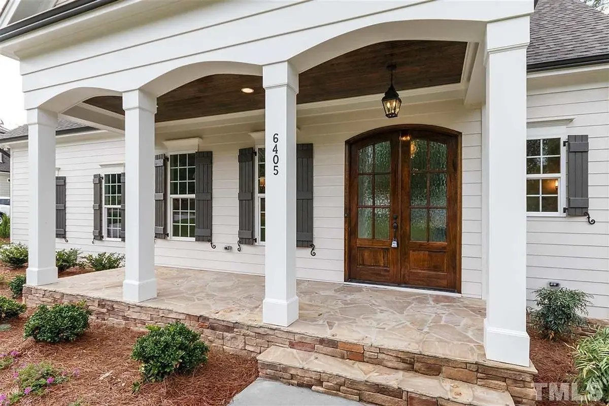 Main Images 5 – 1.5-Story House Plan 2879 ft²: 4 Beds, 3.5 Baths, Open Floor Plan, 3-Car Garage — 27410R