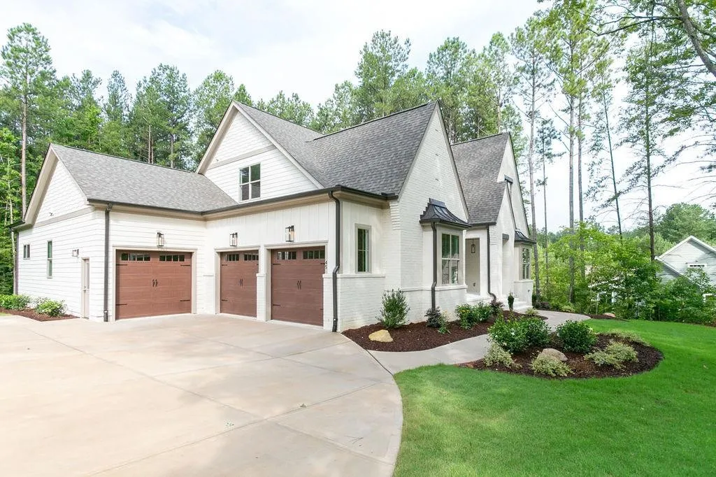 Main Images 7 – 2-Story House Plan 3879 ft², 5 Beds — 82075R