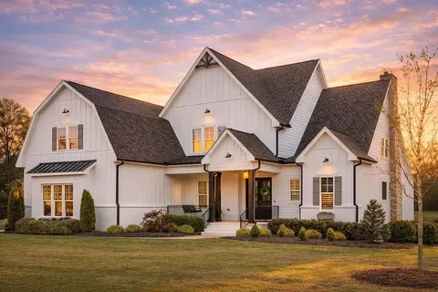 Main Images 3 – 1.5-Story House Plan 4143 ft², 4 Beds — 16340R