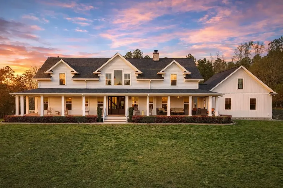 Main Images 2 – 1.5-Story House Plan 3363 ft², 3 Beds — 32420R
