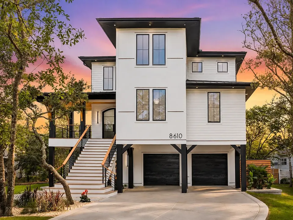 Main Images 2 – 3-Story House Plan 3001 ft², 4 Beds — 21358R